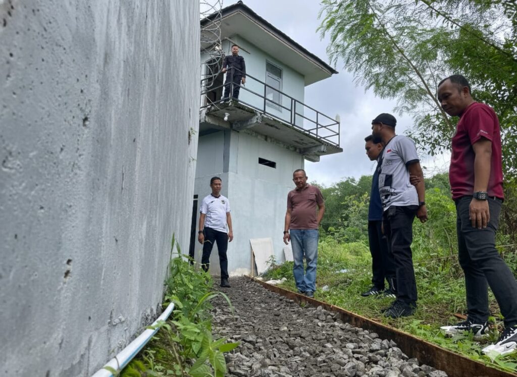 Tingkatkan Kelancaran Tugas Pengamanan, Kalapas Narkotika Karang Intan Pimpin Kerja Bakti Perbaikan Jalan