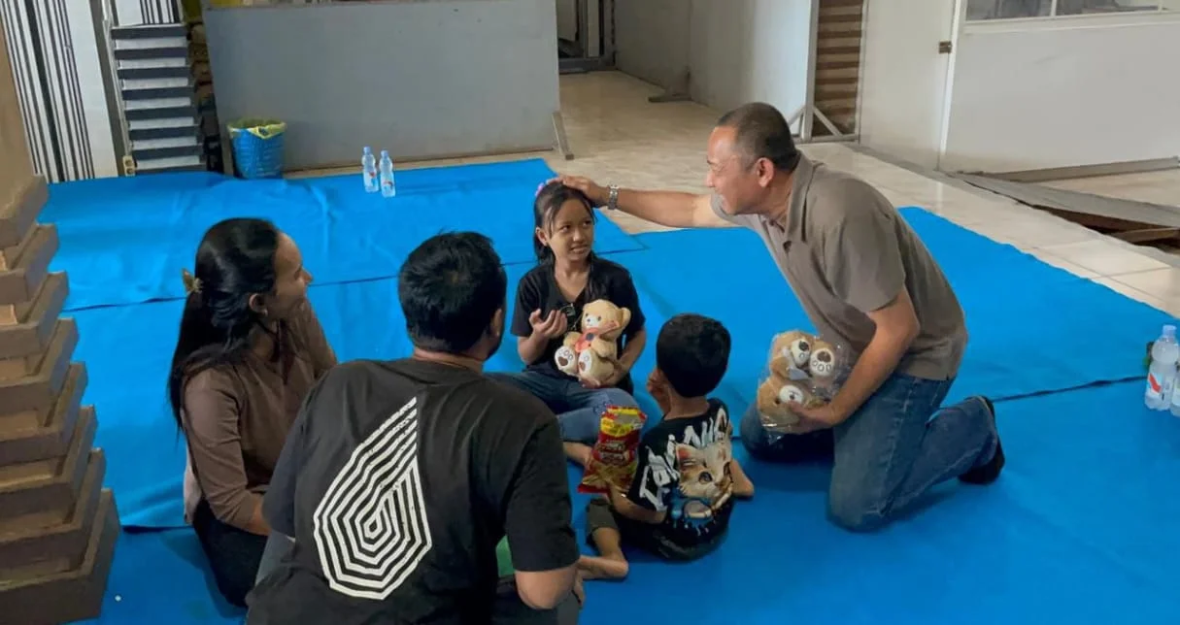 Hangat Dan Penuh Cinta, Kalapas Narkotika Karang Intan Bagikan Boneka Untuk Anak Kunjungan Warga Binaan